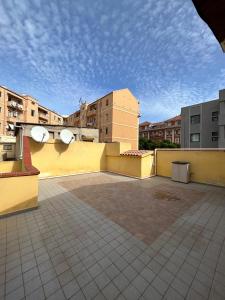 een uitzicht op een dak van een gebouw met gebouwen bij Appartamento Centro Cagliari con ampio Terrazzo in Cagliari