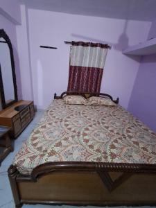 1 dormitorio con cama con almohada en Satwik Homestay, en Ayodhya