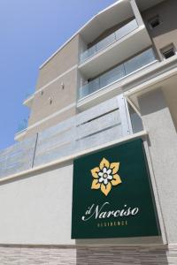 特羅佩阿的住宿－Il Narciso Residence，建筑物一侧的标志
