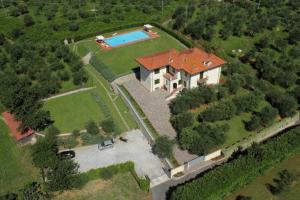 een luchtzicht op een huis met een zwembad bij Ferienwohnung für 8 Personen ca 196 qm in Lucca, Toskana Provinz Lucca - b52351 in Lucca