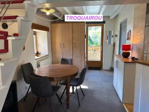 a kitchen and dining room with a table and chairs at MAISON DES VIGNES- TROQUAÏROU et BECCA MOTTA in Brides-les-Bains