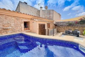 ein großes Schwimmbad vor einem Haus in der Unterkunft Ferienhaus mit Privatpool für 6 Personen ca 100 m in S'Horta, Mallorca Südostküste von Mallorca in S'Horta