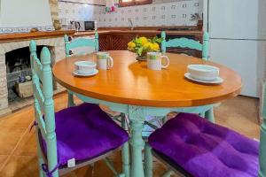 einem Holztisch mit zwei Tassen und einer Schale Obst darauf in der Unterkunft Ferienhaus mit Privatpool für 6 Personen ca 100 m in S'Horta, Mallorca Südostküste von Mallorca in S'Horta