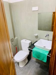 y baño con aseo blanco y lavamanos. en House for Rent -Near Colombo, en Gampaha