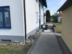 NeuriedにあるFerienwohnung für 4 Personen ca 76 qm in Schutterzell, Schwarzwald Ortenauの周囲の岩の建つ建物の横の歩道