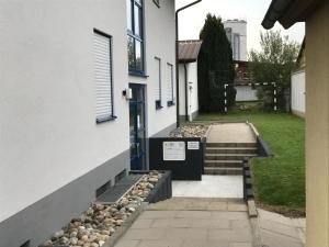 NeuriedにあるFerienwohnung für 4 Personen ca 76 qm in Schutterzell, Schwarzwald Ortenauの青い扉と庭のある家