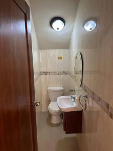 ein Bad mit einem WC und einem Waschbecken in der Unterkunft Luxury Village at Juan Dolio. in Juan Dolio