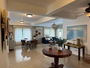 ein Wohnzimmer mit einem Tisch und einem Esszimmer in der Unterkunft Luxury Village at Juan Dolio. in Juan Dolio