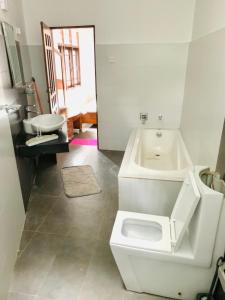 La salle de bains est pourvue de toilettes et d'une baignoire. dans l'établissement House for Rent -Near Colombo, à Gampaha
