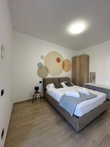 - une chambre avec un grand lit dans l'établissement ARI'S HOME, à La Spezia