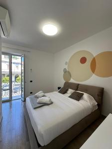 una camera da letto con un grande letto e un grande dipinto sul muro di ARI'S HOME a La Spezia