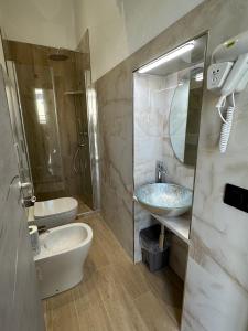 La salle de bains est pourvue d'un lavabo et d'un miroir. dans l'établissement ARI'S HOME, à La Spezia
