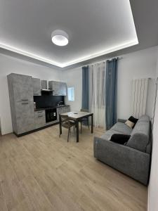- un salon avec un canapé et une table dans l'établissement ARI'S HOME, à La Spezia