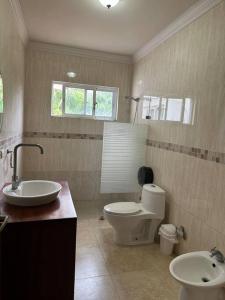 łazienka z toaletą i umywalką w obiekcie Luxury Village at Juan Dolio. w mieście Juan Dolio