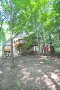 Trails End River Retreat - River Access - Pet Friendly - Hot Tub - Grill - Wifi - Fire Pit - Deck - Screen Porch - Family Friendly - Fishing - King Bed - Wood Stove في بيركلي سبرينغز: منزل به سطح في الغابة