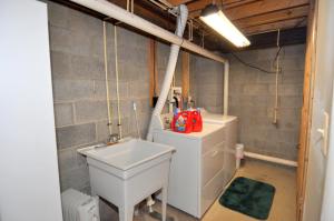 Trails End River Retreat - River Access - Pet Friendly - Hot Tub - Grill - Wifi - Fire Pit - Deck - Screen Porch - Family Friendly - Fishing - King Bed - Wood Stove في بيركلي سبرينغز: حمام مع حوض ومرحاض +18 صورة