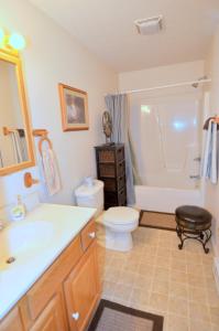 Trails End River Retreat - River Access - Pet Friendly - Hot Tub - Grill - Wifi - Fire Pit - Deck - Screen Porch - Family Friendly - Fishing - King Bed - Wood Stove في بيركلي سبرينغز: حمام مع حوض ومرحاض ودش