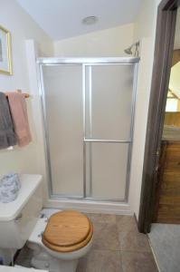 Ένα μπάνιο στο Treetop Cabin -- Pool Access - Fireplace - Grill - Screen Porch - Deck - Wifi - Golf Nearby