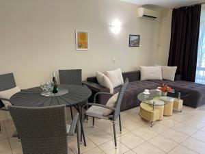 sala de estar con sofá, mesa y sillas en Sea Salt Suite- Sozopol, en Sozopol