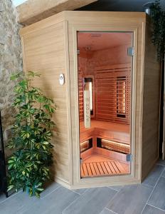 una Jacuzzi ificialificialificialificialificialificialificialificialificialificialificialificialificialificialificiale di L'atelier Détente et Spa a Caudrot