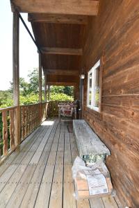 Φωτογραφία από το άλμπουμ του Whispering Hills -- Pet Friendly - Hot Tub - Grill - Wifi - Fire Pit - Covered Porch - Screen Porch - Fireplace - View - Billiard Table - Game room σε Hedgesville