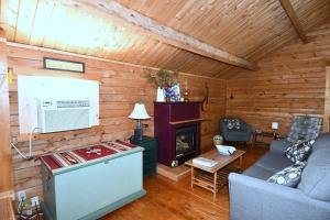 Φωτογραφία από το άλμπουμ του Whispering Hills -- Pet Friendly - Hot Tub - Grill - Wifi - Fire Pit - Covered Porch - Screen Porch - Fireplace - View - Billiard Table - Game room σε Hedgesville