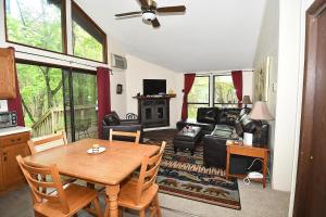 Μια τηλεόραση ή/και κέντρο ψυχαγωγίας στο Woods Song -- Hot Tub - Pet Friendly - Wifi - King Bed - Woods Resort - Golf Nearby - Pool Pass - Spa - Grill - Fireplace