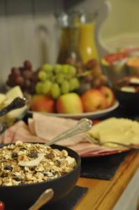 una mesa con un plato de comida y un plato de fruta en Arden House, en Harrogate