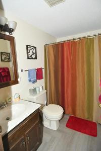 Ένα μπάνιο στο Woods Song -- Hot Tub - Pet Friendly - Wifi - King Bed - Woods Resort - Golf Nearby - Pool Pass - Spa - Grill - Fireplace