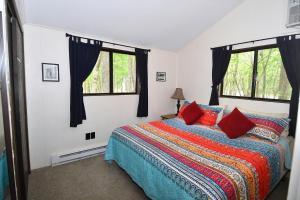 Ένα ή περισσότερα κρεβάτια σε δωμάτιο στο Woods Song -- Hot Tub - Pet Friendly - Wifi - King Bed - Woods Resort - Golf Nearby - Pool Pass - Spa - Grill - Fireplace +29 φωτογραφίες