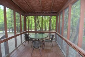 Φωτογραφία από το άλμπουμ του Woods Song -- Hot Tub - Pet Friendly - Wifi - King Bed - Woods Resort - Golf Nearby - Pool Pass - Spa - Grill - Fireplace σε Hedgesville