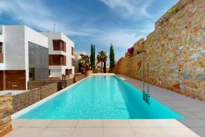 een zwembad voor een gebouw bij Apartmán s vlastním bazénem in Orihuela