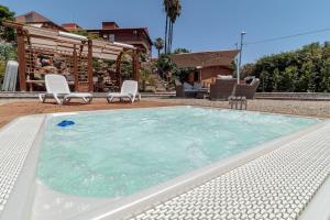 einen Pool im Hinterhof eines Hauses in der Unterkunft Cyclopes House Amazing view and Private Mini Spa in Aci Catena