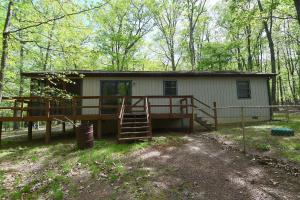 Afbeelding uit fotogalerij van Namba Cabin -- Pet Friendly, River Access, Grill, Wifi, Deck, Screen Porch, Family Friendly in Morton Grove