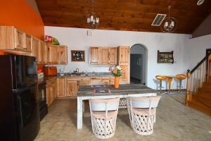 Φωτογραφία από το άλμπουμ του Mountain Meltdown - Pet Friendly, Grill, Wifi, Fire Pit, EV Station -Shared Space - Grill, Fire Pit, Covered Porch, Fountain Pond σε Berkeley Springs