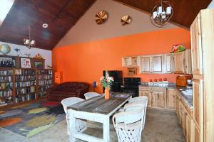 Φωτογραφία από το άλμπουμ του Mountain Meltdown - Pet Friendly, Grill, Wifi, Fire Pit, EV Station -Shared Space - Grill, Fire Pit, Covered Porch, Fountain Pond σε Berkeley Springs