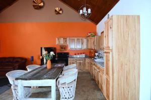 Φωτογραφία από το άλμπουμ του Mountain Meltdown - Pet Friendly, Grill, Wifi, Fire Pit, EV Station -Shared Space - Grill, Fire Pit, Covered Porch, Fountain Pond σε Berkeley Springs