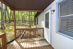 Afbeelding uit fotogalerij van Namba Cabin -- Pet Friendly, River Access, Grill, Wifi, Deck, Screen Porch, Family Friendly in Morton Grove