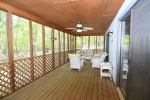 Afbeelding uit fotogalerij van Namba Cabin -- Pet Friendly, River Access, Grill, Wifi, Deck, Screen Porch, Family Friendly in Morton Grove +26 foto's
