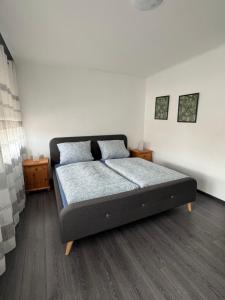 1 dormitorio con 1 cama en una habitación blanca en Gästehaus Zur Schmiede en Burghaun