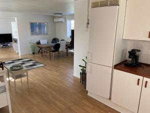 Kuchyň nebo kuchyňský kout v ubytování Marielyst Beach and downtown rooms + 12 fotografií