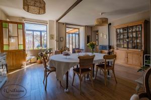 a kitchen and dining room with a table and chairs at CHAMBRES D'HÔTES L'Oréliane en Provence SPA in Châteauneuf-de-Gadagne