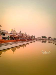 vista para um rio numa cidade com edifícios em Hotel Raghunandan Near Shree Ram Janambhumi em Ayodhya