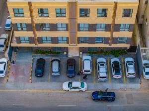 リヤドにあるAmber Hospitality - Al Izdiharの建物前の駐車場の上面