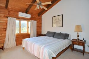 a bedroom with a bed and a ceiling fan at River View Cabin - Mountain Views in Morton Grove