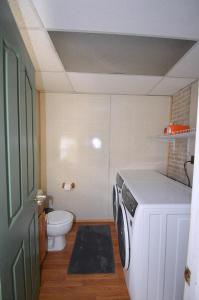 伯克利斯普林斯Broadway Cottage - Town, Hot Tub, Fire Pit, Grill, Wifi, Family Friendly, Pet Friendly的洗衣房配有洗衣机和卫生间 更多33张照片