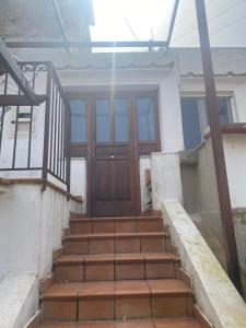 um conjunto de escadas que levam a uma porta de uma casa em Casina Edomilla em Capri
