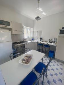 uma cozinha com uma mesa com um prato de comida em Casina Edomilla em Capri