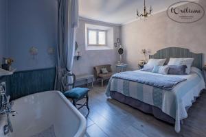 a bedroom with a bed and a bath tub at CHAMBRES D'HÔTES L'Oréliane en Provence SPA in Châteauneuf-de-Gadagne