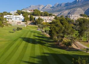 eine Luftansicht eines Golfplatzes mit Bergen im Hintergrund in der Unterkunft Casa Les Fremeaux in Altea